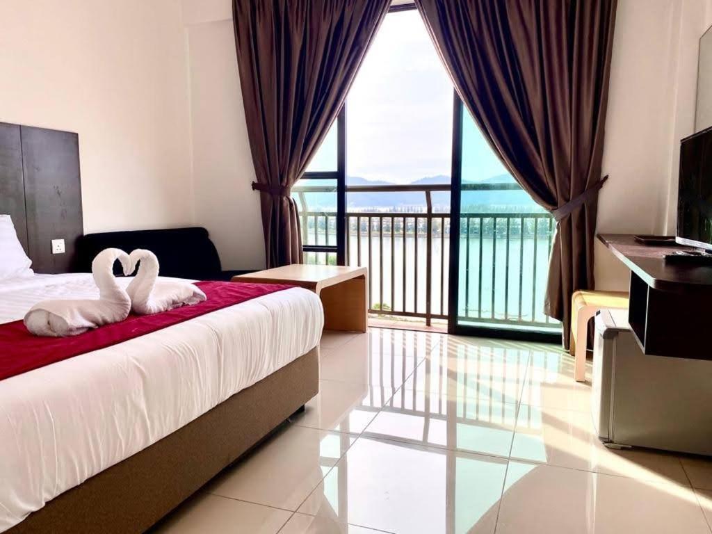 Marina Heights Hotel Residences Lumut Eksteriør billede